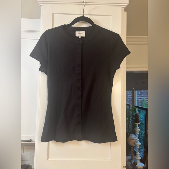 new Reformation Raelynn ribbed button up short sleeve knit cardigan top in black - Picture 2 of 5